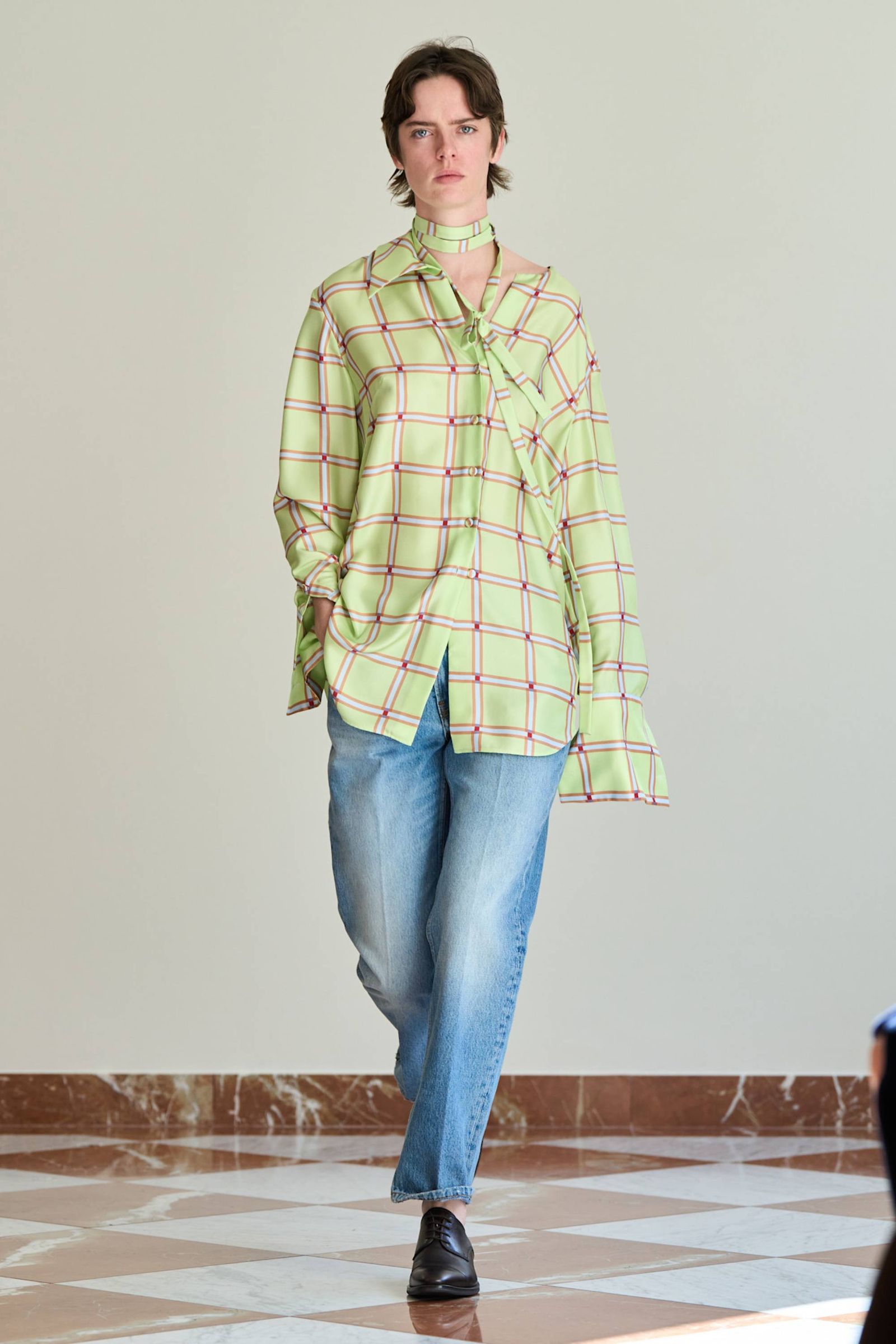 Blusa larga con jeans baggy y zapatos Oxford de Emilia Wickstead PrimaveraVerano 2026.