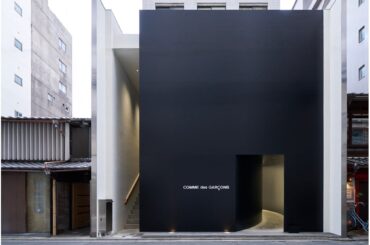 コム デ ギャルソンが京都店リニューアルオープンを記念し、ブラック コム デ ギャルソンのショーを初開催
