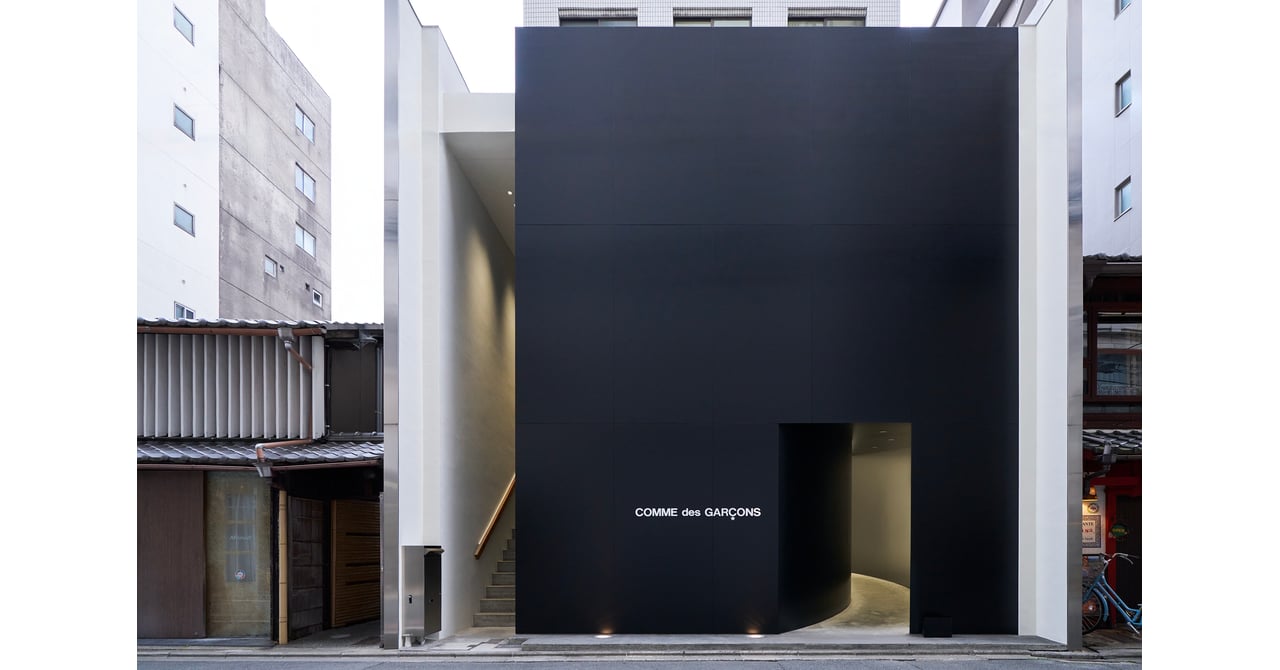 コム デ ギャルソンが京都店リニューアルオープンを記念し、ブラック コム デ ギャルソンのショーを初開催 コム デ ギャルソンが京都店リニューアルオープンを記念し、ブラック コム デ ギャルソンのショーを初開催