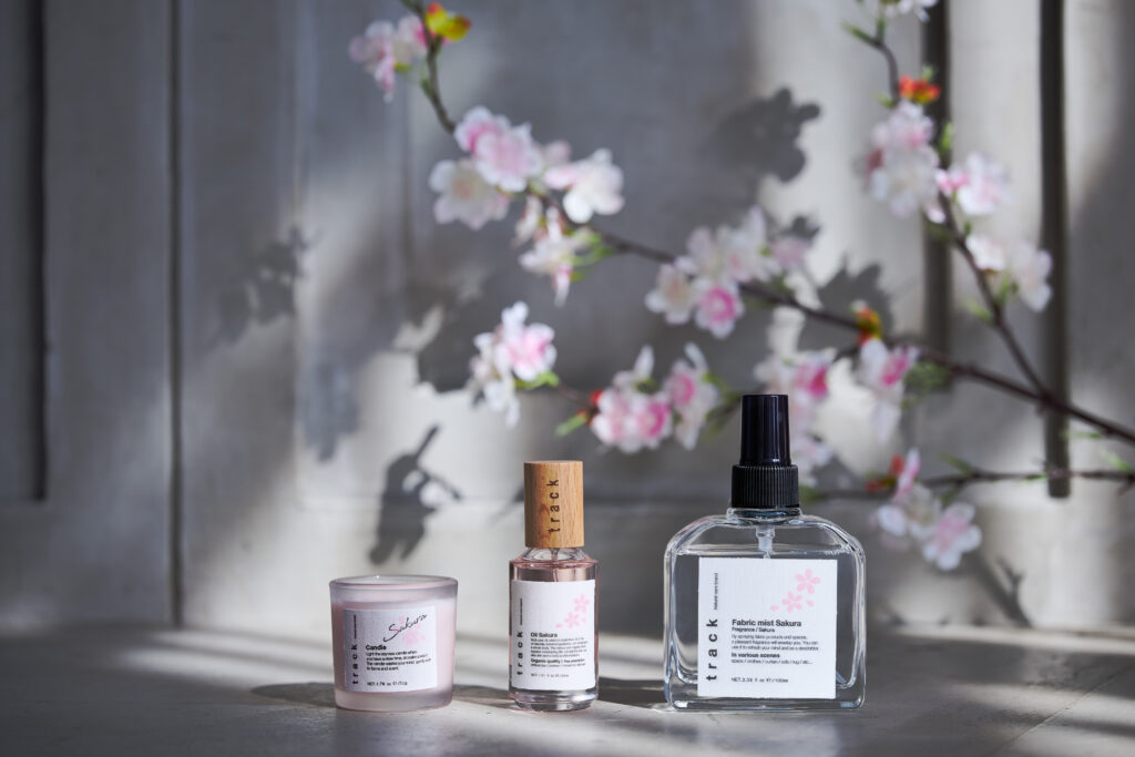 trackより、桜香るオイルが今年も季節限定で登場。ファブリックミストとキャンドルもリリース！ | 美ST ONLINE