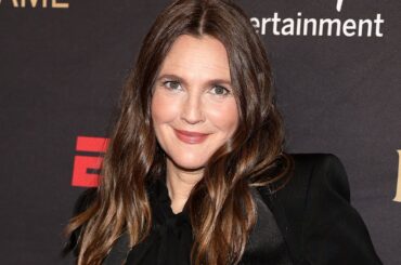 ドリュー・バリモア、白髪をプラチナシルバーに劇的変身。トップスタイリストが提案する次世代のグレーヘア | Vogue Japan