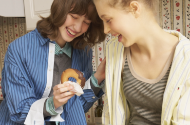 《フリークス ストア》と《フルーツオブザルーム》が待望のコラボレーション。キャッチーなカラーがお洒落なルームウェアやシャツなど19点をチェック！ | ニュース | ファッション