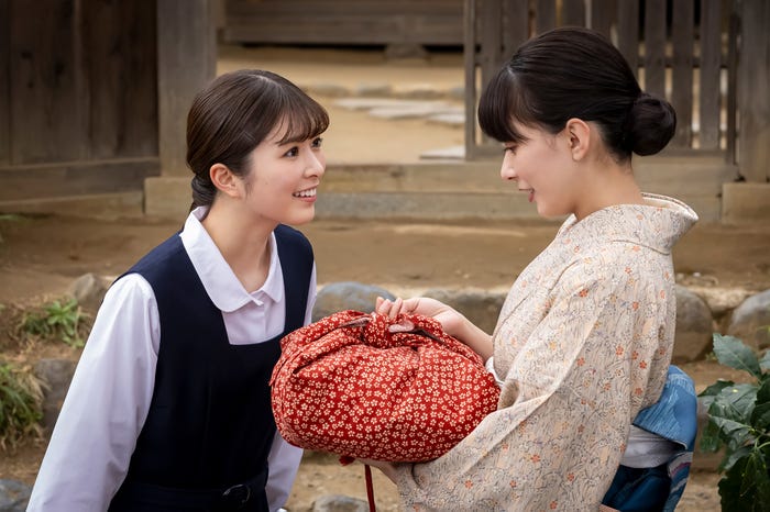 小川彩、芳根京子「波うららかに、めおと日和」第2話（C）フジテレビ