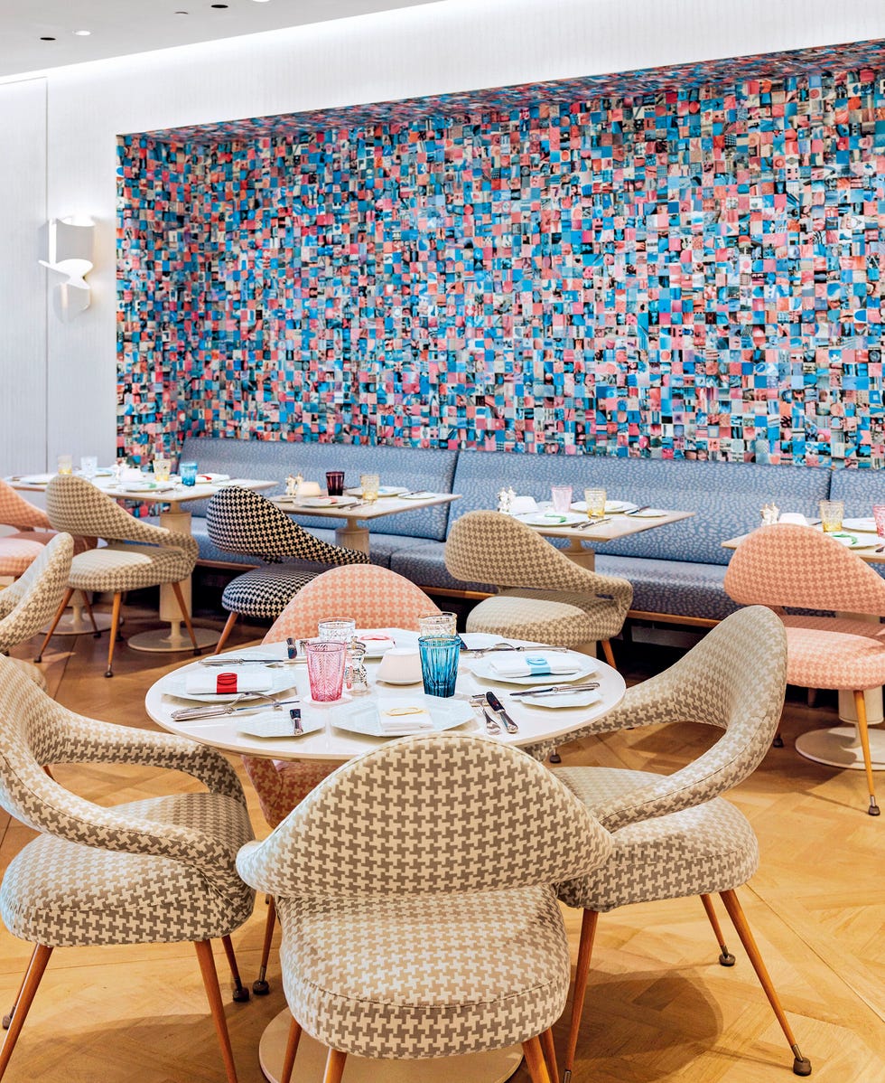 カフェは全50席。空間全体が現代アーティストの作品で彩られている。