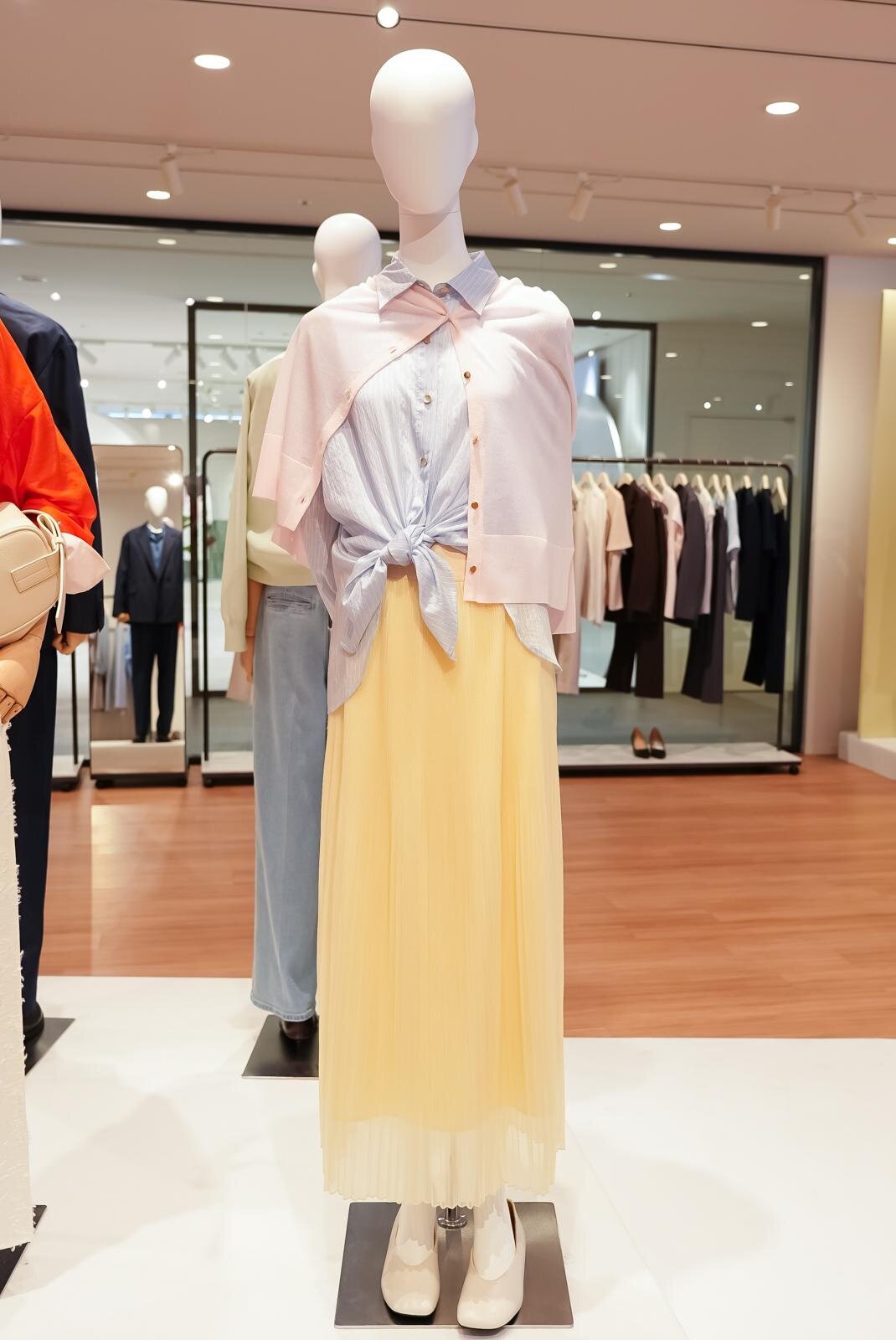 プラステ26年春夏“きれいめカジュアル”ウェア、パステル色シアーシャツ＆やわらかデニムパンツ｜写真7