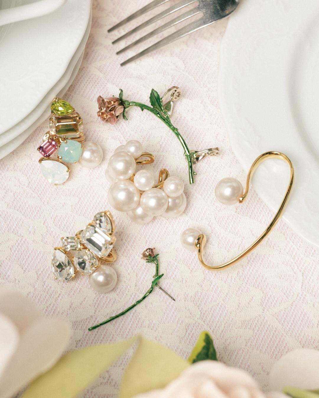 イヤージュエリー カラーストーンイヤーカフ(真鍮、スワロフスキー、プラスチックパール) 24,200円、バライヤーカフ(真鍮) 16,500円、パールイヤーフック(真鍮、プラスチックパール) 9,900円 ほか 