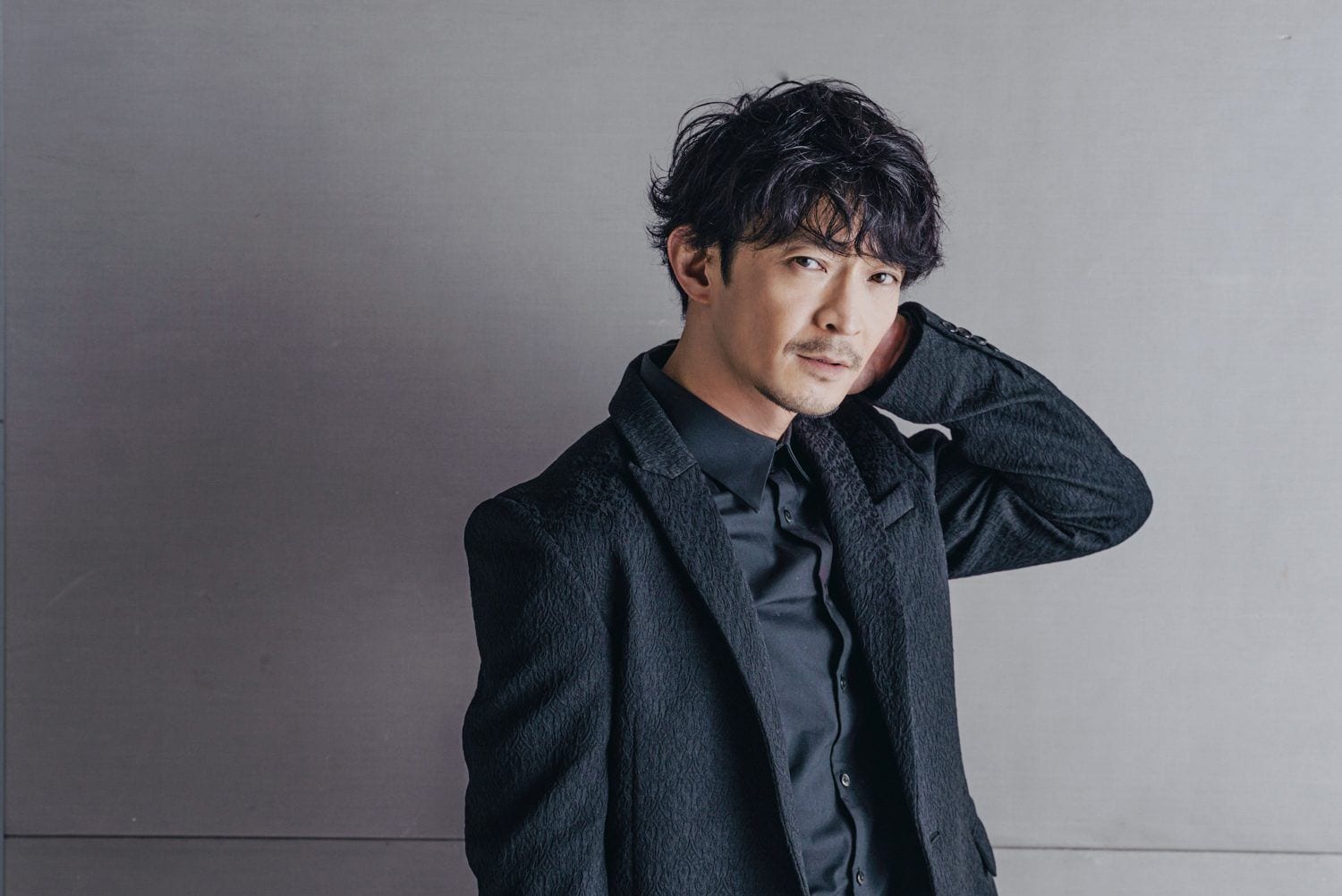 津田健次郎「力を抜いても残るもの」至近距離の空気感が伝わる写真集で表現した“大人の色気”