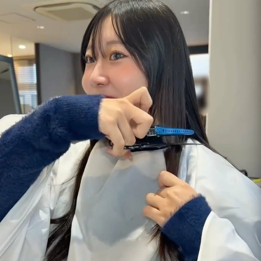 【大変身】「今日は姉の紹介で」ロングヘアの妹が姉真似して大胆カットに挑戦→激カワ姿に美容師「お姉ちゃんそっくり!」
