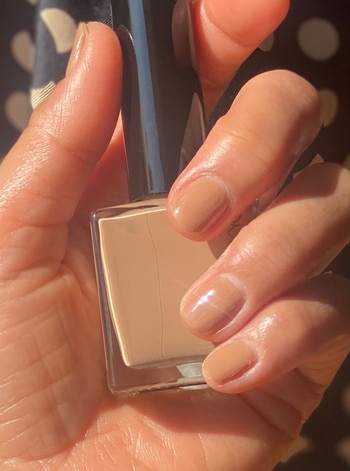 短い素爪に似合うベージュネイル。大人の手肌が美しく映えるのは「質感」にこだわってこそ!_img2