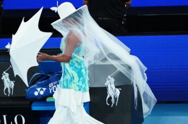 「あなたはわかってない！」大坂なおみ物議の“カモン問題”は何が悪かった？ 超独創的ファッション、結局棄権…「お騒がせ」でも全豪にかけた思い - 女子テニス - Number Web