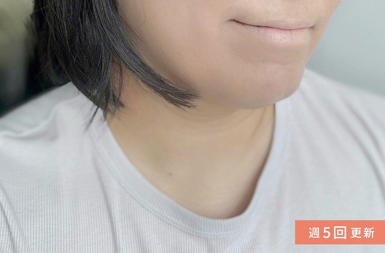 ファンデで「首と色が違う…」がなくなった。40代の白浮きは“色選び”が原因だった? | ミモレ編集部のリレー連載 今日のお助けコスメ | mi-mollet(ミモレ) ファンデで「首と色が違う…」がなくなった。40代の白浮きは“色選び”が原因だった? | ミモレ編集部のリレー連載 今日のお助けコスメ | mi-mollet(ミモレ)