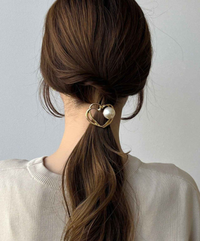 黒ゴムに刺すだけ → まとめ髪が垢抜け！【3COINS】大人が週5で頼りたい♡「ヘアフック」