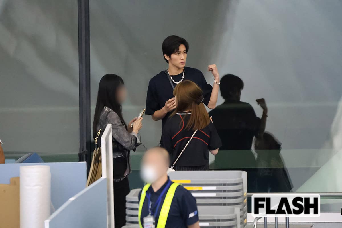 ミラノ出発前の羽田でスタッフに囲まれる目黒蓮(2024年)