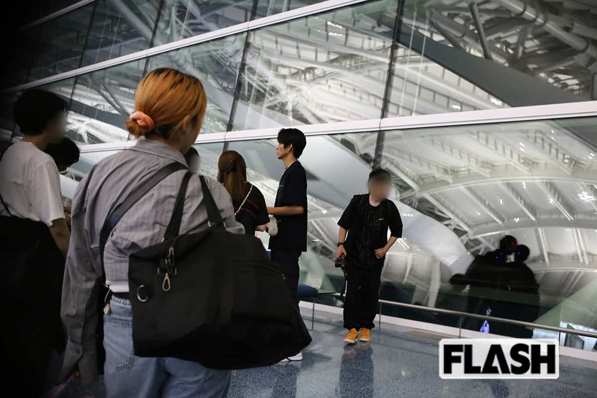 ミラノ出発前の羽田でスタッフに囲まれる目黒蓮(2024年)