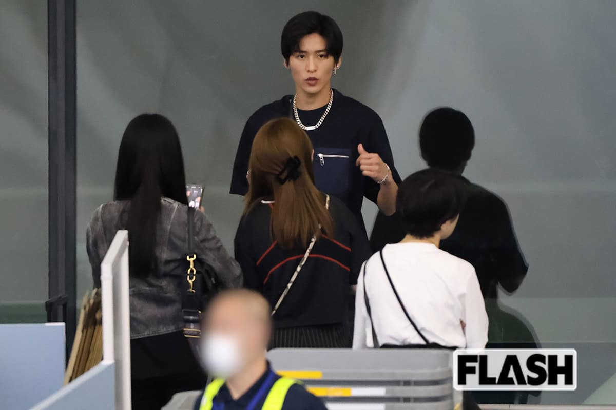 ミラノ出発前の羽田でスタッフに囲まれる目黒蓮(2024年)