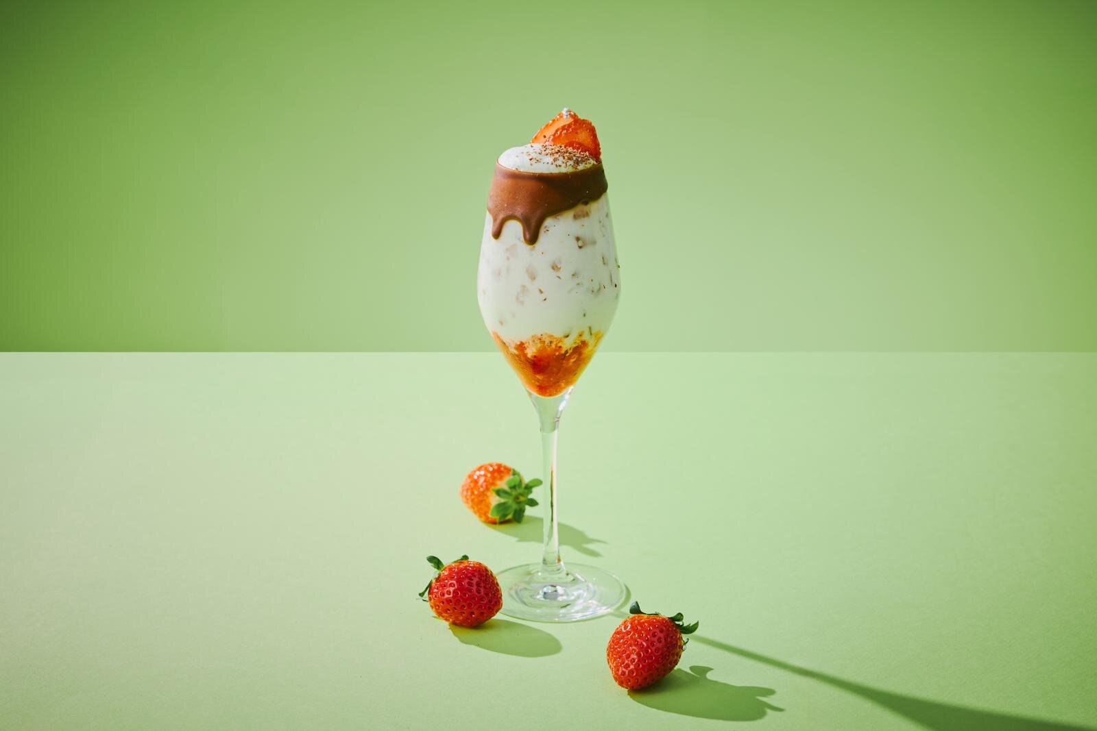 大阪ステーションホテル「いちごアフタヌーンティー」大粒苺のパフェ＆ビターチョコフォンデュ｜写真2