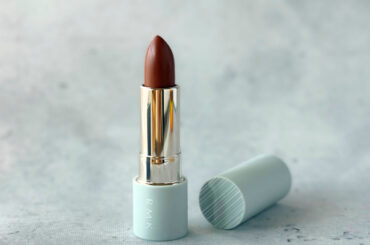 RMK「ザ マット リップカラー」の低温ブラウンベージュでつくる、冬から春へのおだやかシフト｜「マイナビウーマン」