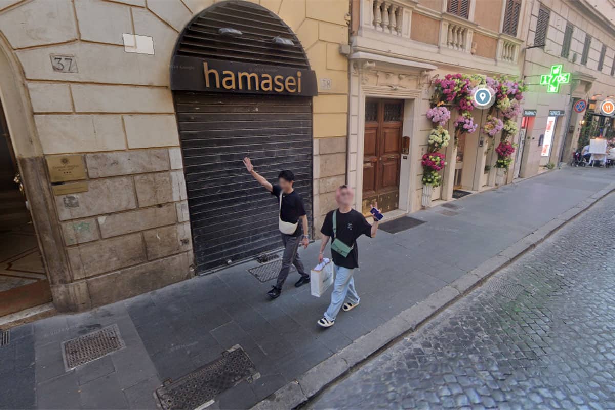 Google Mapでイタリアの街に映り込んだとされるSnow Man・佐久間大介（Google Mapのストリートビューより）