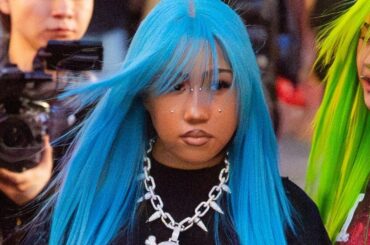 12歳に見えない!?　ノース・ウェスト、顔ピアス風メイク＆ド派手ウィッグで買い物へ「大人びすぎ」SNSで賛否