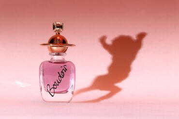 ヴィヴィアン・ウエストウッドのビューティープロダクト第一弾。新作フレグランス「ブドワール」がデビュー | Vogue Japan