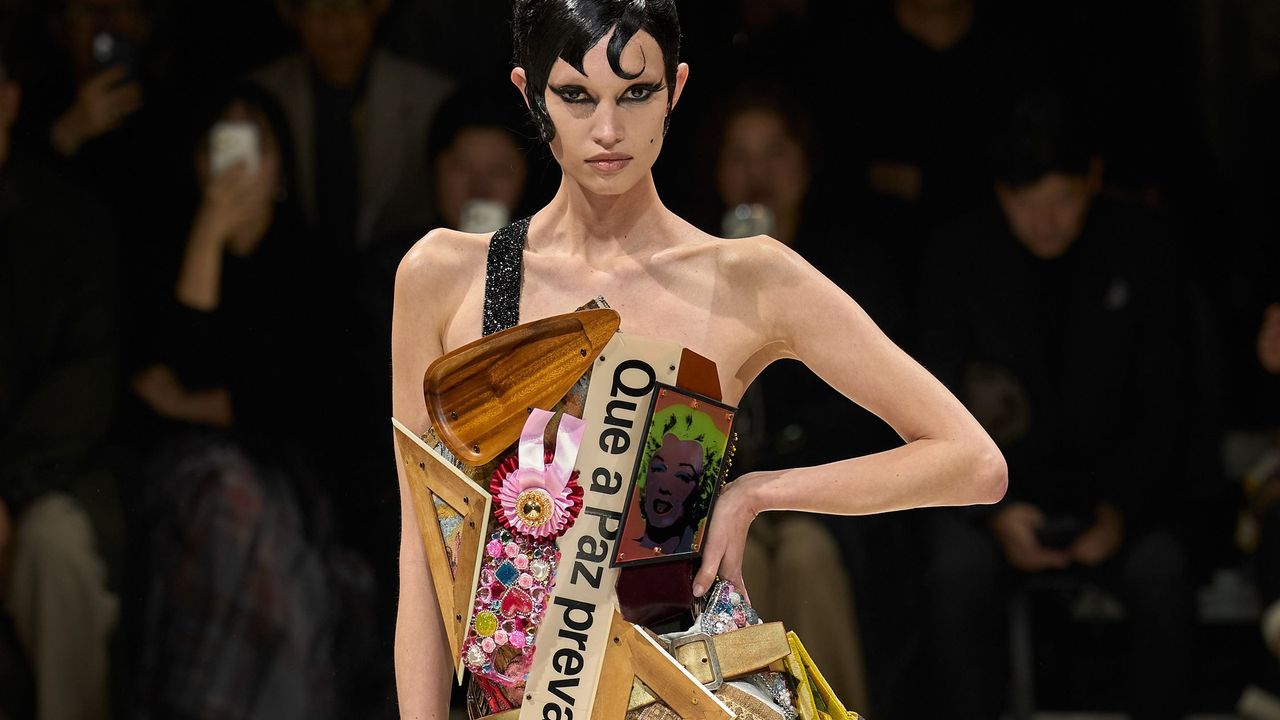 ジュンヤ ワタナベ、さまざまな要素を寄せ集めた“アッサンブラージュ”を披露【2026-27年秋冬 パリコレクション】 | Vogue Japan ジュンヤ ワタナベ、さまざまな要素を寄せ集めた“アッサンブラージュ”を披露【2026-27年秋冬 パリコレクション】 | Vogue Japan