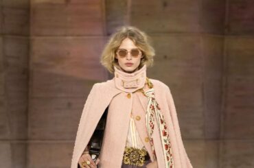 現代を駆ける、クロエのプレーリーガール【2026-27年秋冬 パリコレクション】 | Vogue Japan