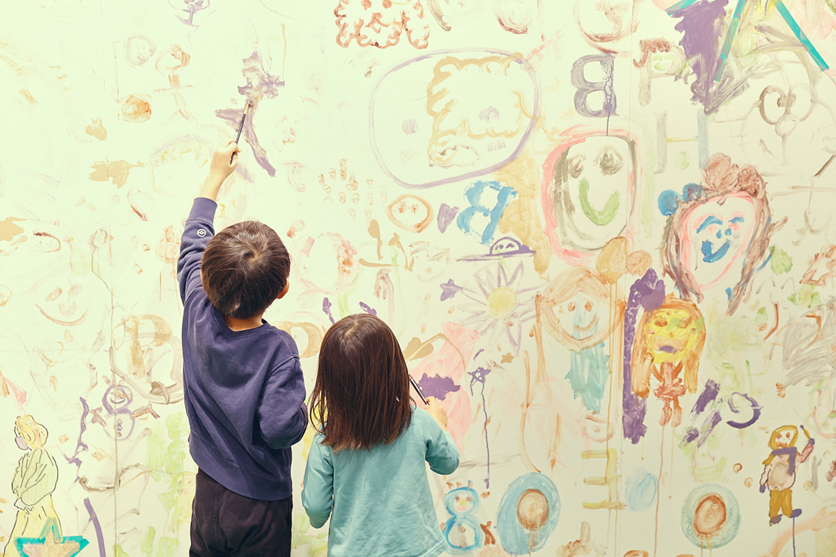 絵を描く子どもたち