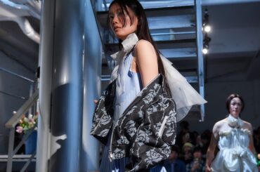 「ホウガ」が演劇で体現した“ありのまま”の美しさ　日常に心が晴れるドレスを - WWDJAPAN