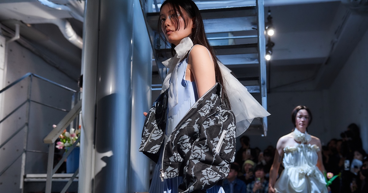 「ホウガ」が演劇で体現した“ありのまま”の美しさ 日常に心が晴れるドレスを – WWDJAPAN 「ホウガ」が演劇で体現した“ありのまま”の美しさ 日常に心が晴れるドレスを - WWDJAPAN