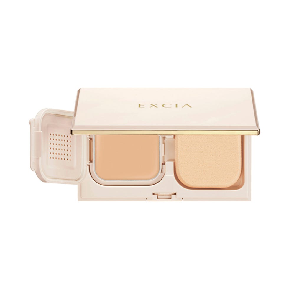 compact makeup with foundation and applicator sponge