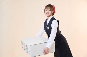 キニシテ×白洋社コラボの箱を運ぶ鈴代紗弓さん