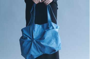 ディスコード ヨウジヤマモト“花”のようなタック入りレザーバッグ、トート＆スリングで - ファッションプレス