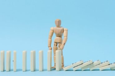 「半ば奴隷のように扱われていた」占い師に心と体を支配された元グラビアアイドルはなぜ関係を断ち切れたのか？ 【著者に聞く】『六本木洗脳』の小阪由佳が語る、芸能人が占い師に支配される理由(1/5) | JBpress (ジェイビープレス)