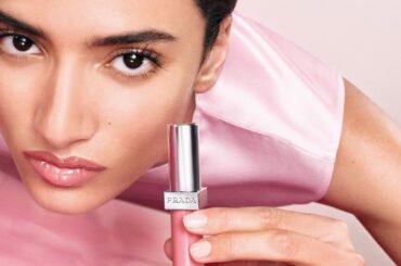 プラダ ビューティからブランド初のリップグロスがデビュー | Vogue Japan