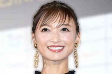 すごっ　奇跡の５０代　望月理恵アナ、ＴＶで見せない凄い衣装で写真撮影「ええーっ！？」衝撃走る「足細っ」「奇跡としか」「写真集出すしかない」「お若い」