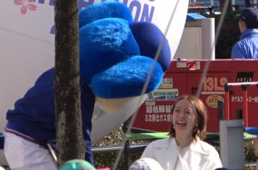 ドアラと絡んでニッコニコな鈴木亜美さん！