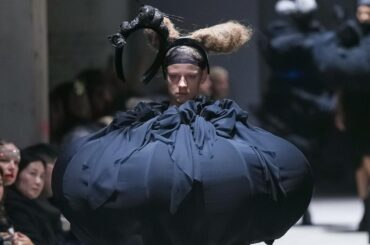 コム デ ギャルソン 26-27年秋冬ウィメンズコレクション - クラシカルな「黒」の濃淡を揺るがせて