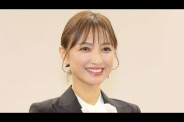 すごっ　奇跡の５０代　望月理恵アナ、ＴＶで見せない凄い衣装で写真撮影「ええーっ！？」衝撃走る「足細っ」「奇跡としか」「写真集出すしかない」「お若い」