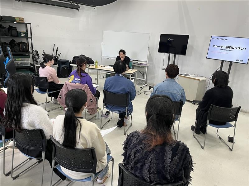 国際アート＆デザイン大学校がおこなったナレーターの藤原和博氏による「ナレーター特別授業」の様子