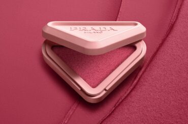 プラダ ビューティ26年夏コスメ、クリームtoパウダーの新感覚3WAYチーク「プラダ タッチ」誕生 - ファッションプレス