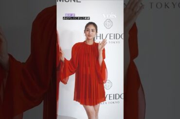 堀田茜、赤のドレスにきらり美脚