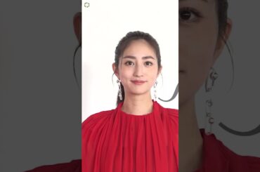 堀田茜、ミニ丈ドレス姿で美脚すらり