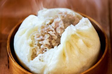 「551 蓬莱」の味を受け継ぐ豚饅専門店「羅家 東京豚饅」大井町トラックスに“イートイン併設”で開業 - ファッションプレス