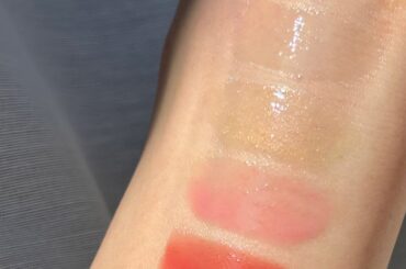 【プラダ新作リップグロス】上品なツヤと潤い！全10色徹底レビュー | Vogue Japan