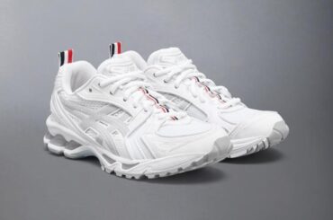 トム ブラウン×アシックス「ゲルカヤノ 14」トリコロールがアクセントの白スニーカー - ファッションプレス