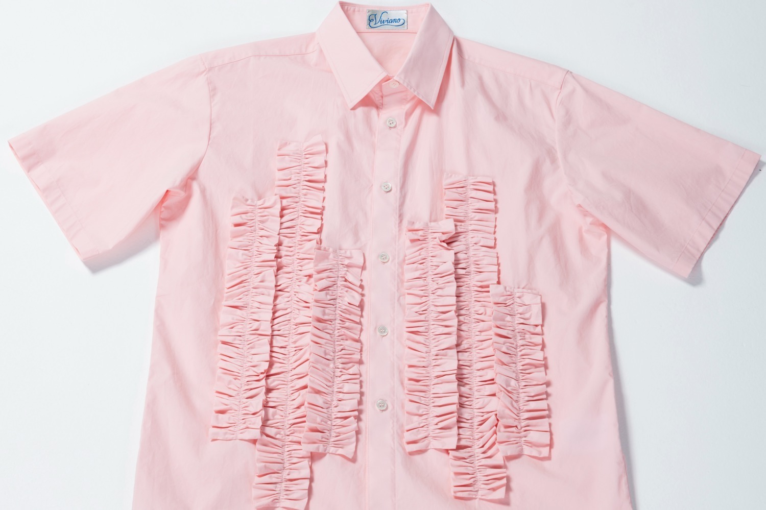 ヴィヴィアーノのメンズコレクションが25年春夏デビュー、ラッフル付き半袖シャツや“薔薇柄”コート