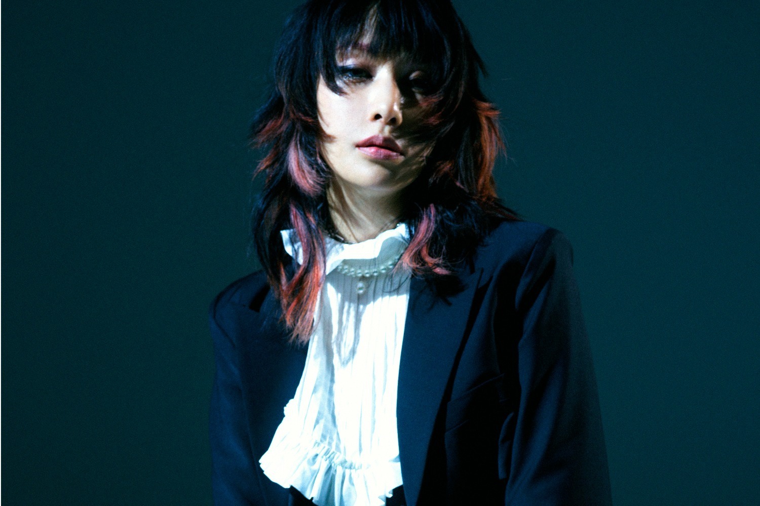 ヴィヴィアーノ×中島美嘉、“黒＆ネイビー”基調のブレザーや厚底ローファー