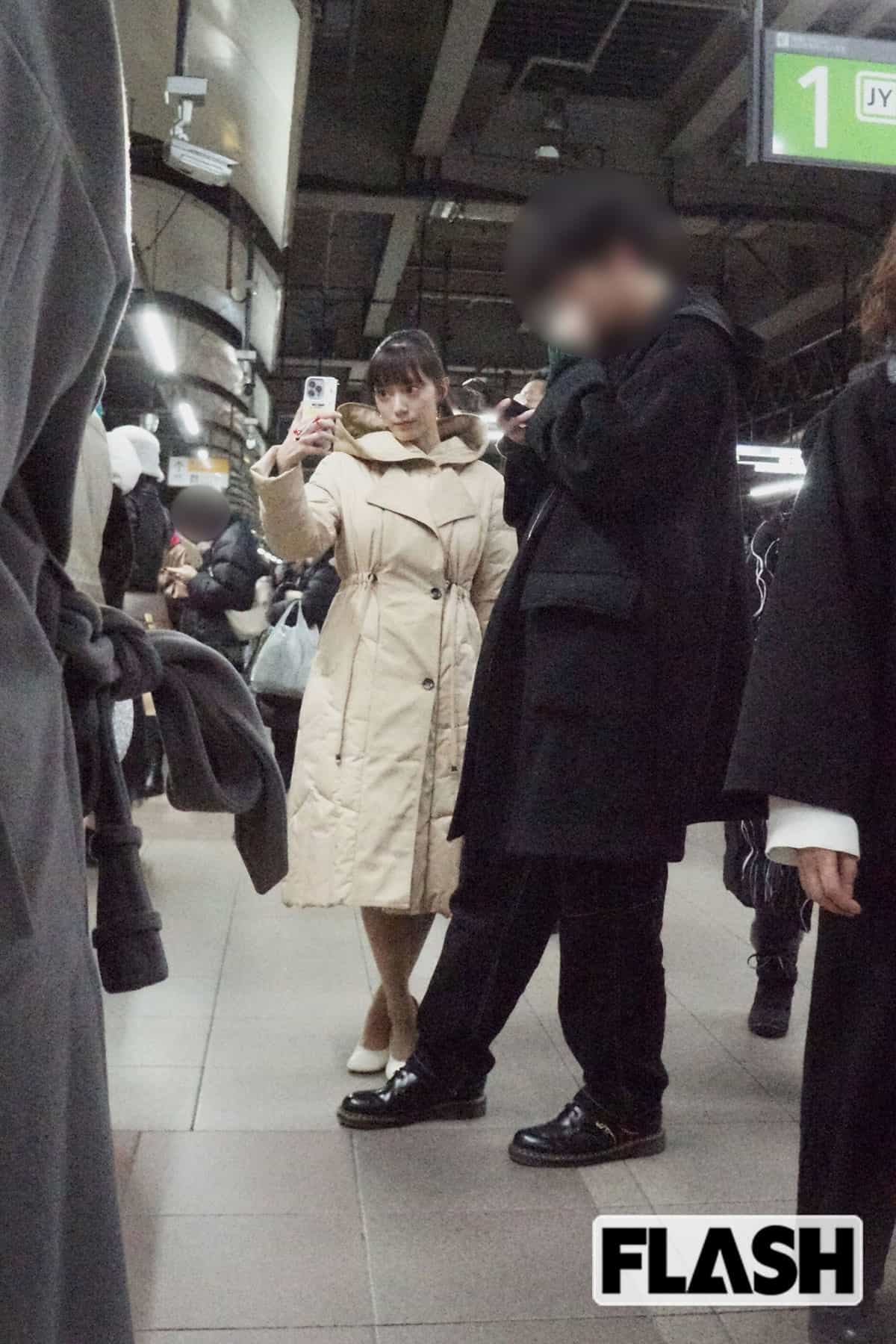 交際相手の横で自撮りしている様子の三谷アナ