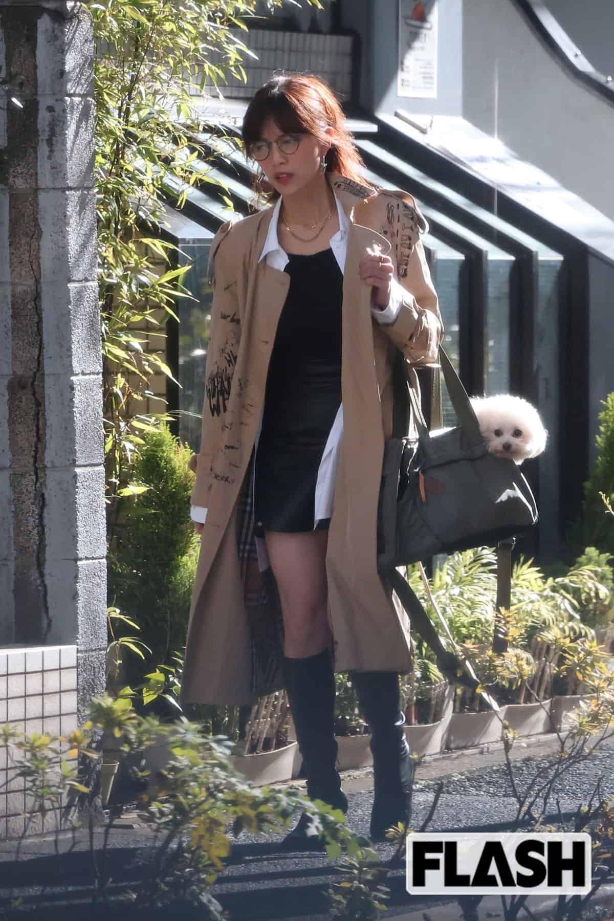 2023年11月に本誌が目撃した三谷アナ。大胆な私服姿だ