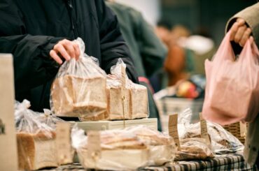 調布で「パンと音楽とアンティーク2026春」約350店のパンマーケット×蚤の市、50組の音楽ライブ - ファッションプレス